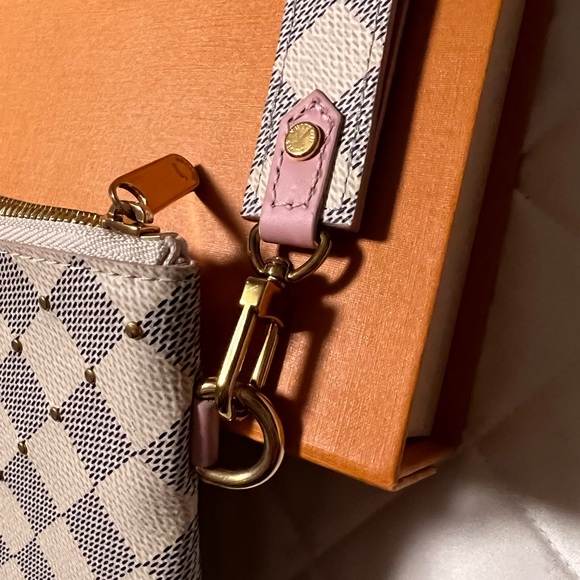 LOUIS VUITTON CITY POUCH WITH WRISTLET - Picture 15 of 16